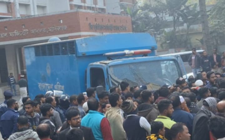 প্রিজনার ভ্যান থেকে সমন্বয়কদের মৃত্যুর হুমকিঃ আদালত প্রাঙ্গণে  উত্তেজনা