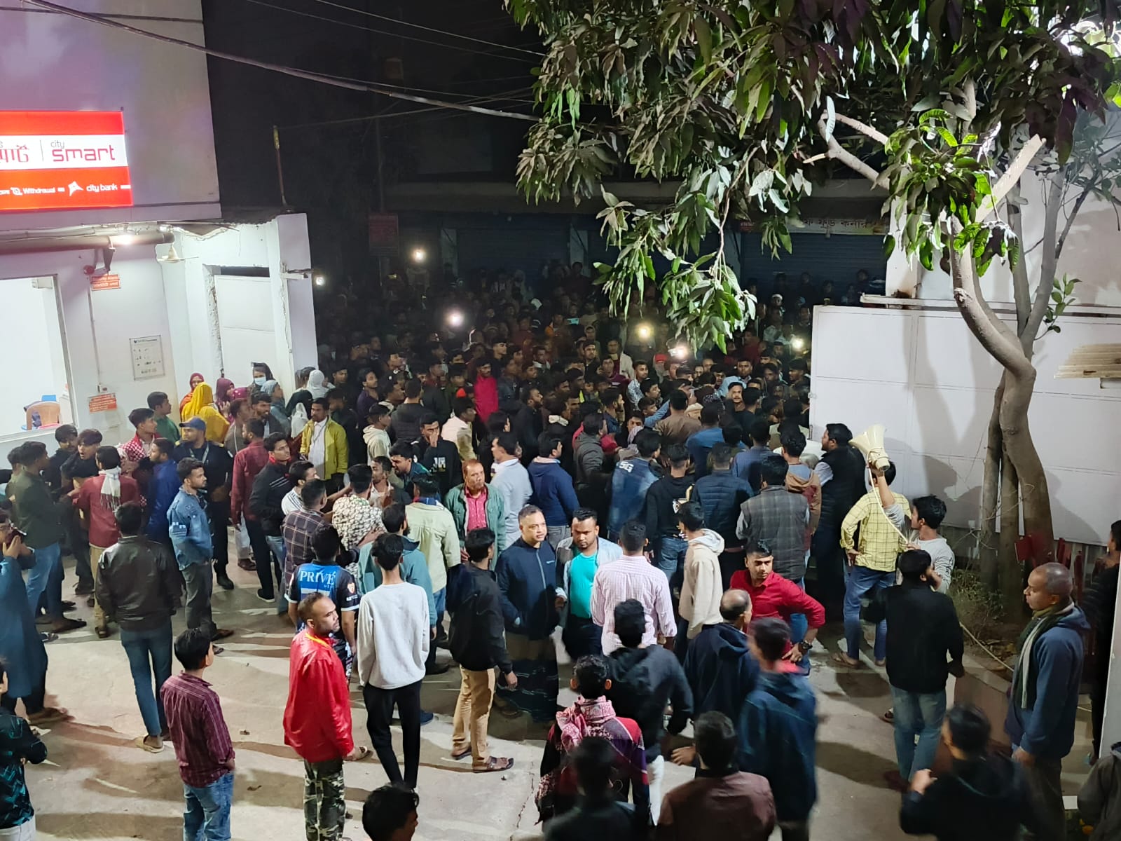 টঙ্গীতে কারখানায় টিফিন খেয়ে  অর্ধশতাধিক শ্রমিক অসুস্থ।।