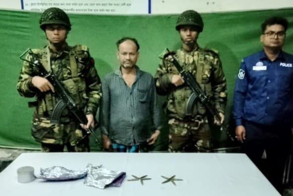 সাতক্ষীরায় যৌথ অভিযানে এ্যামো গান পাওডার সহ আটক