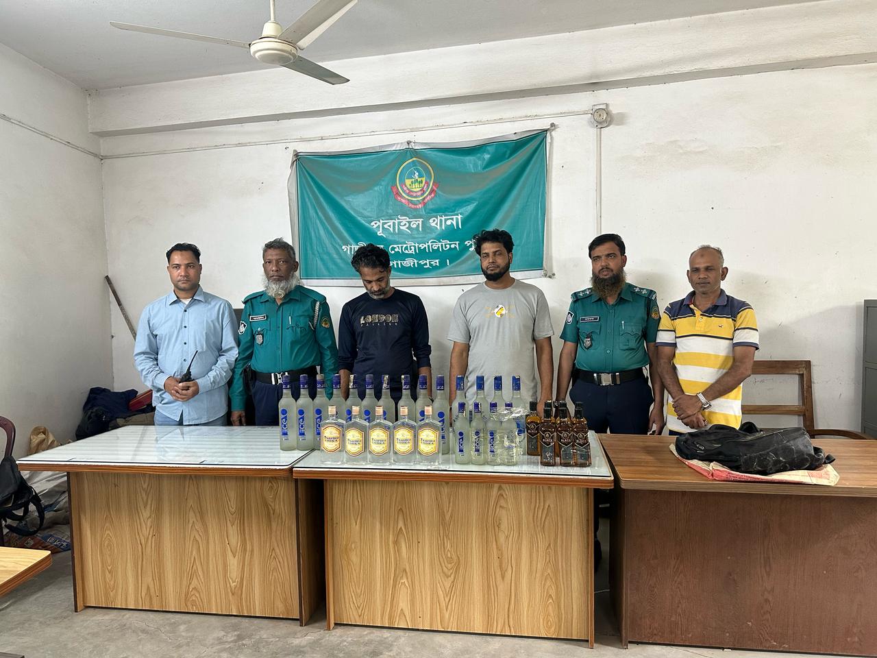 গাজীপুরের পূবাইল এলাকা থেকে ৩০ বোতল বিদেশী মদ সহ আটক ২