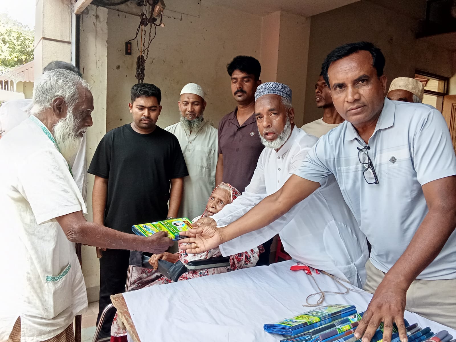 গাজীপুরের পূবাইলে ৩৯ নং ওয়ার্ডের কাউন্সিলর পদপ্রার্থী আলহাজ্ব নুরুজ্জামান মৃধার এর পক্ষ থেকে ঈদ উপহার সামগ্রী বিতরণ ।