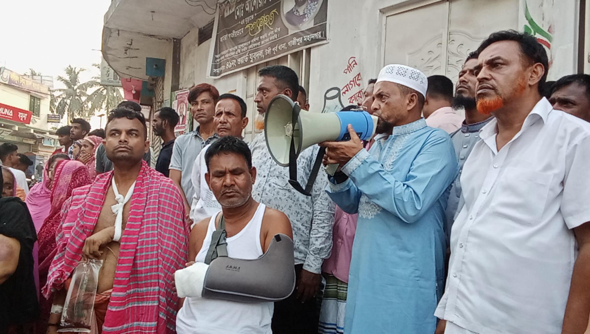 টঙ্গীতে হামলা ভাঙচুরের ঘটনায় হামলাকারীদের গ্রেপ্তারের দাবিতে বিক্ষোভ