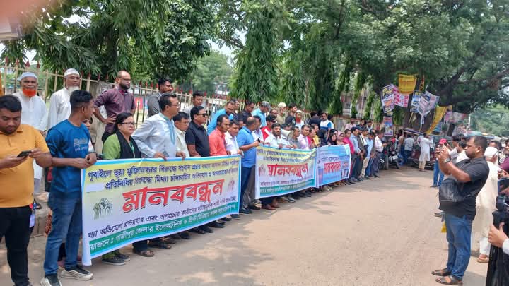 গাজীপুরে আনন্দ টিভির সাংবাদিক শাকিলের বিরুদ্ধে মিথ্যা অভিযোগের প্রতিবাদে সাংবাদিকদের মানববন্ধন।