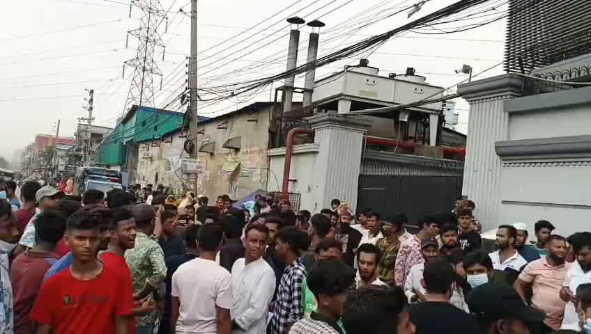টঙ্গীতে ঝুট ব্যবসার দ্বন্দ্বে ধাওয়া পাল্টা ধাওয়া ককটেল বিস্ফোরণ পুলিশসহ আহত ৫