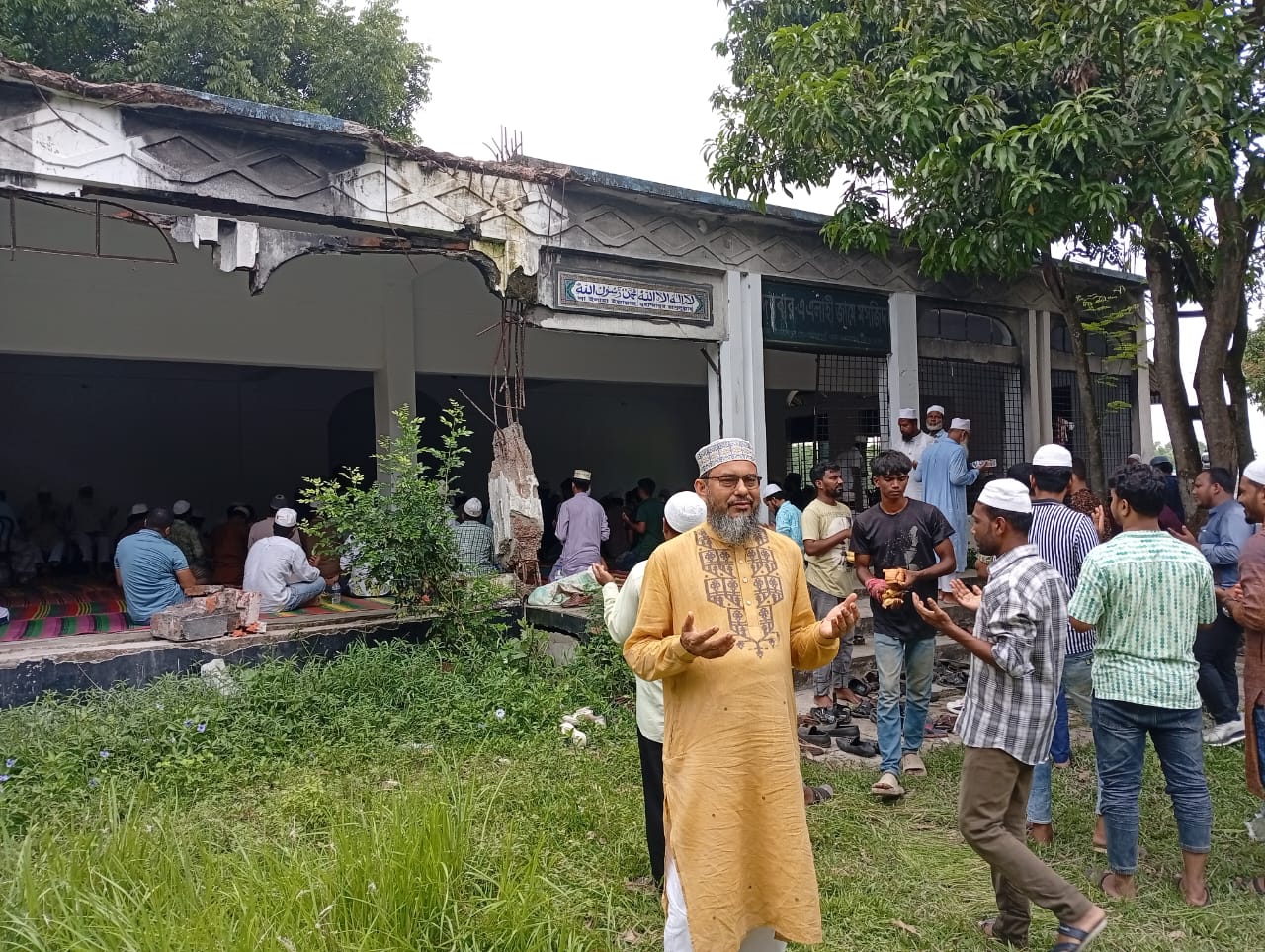 নবাবগঞ্জে সমাবেশকে কেন্দ্র করে রক্তক্ষয়ী সংঘর্ষের আশঙ্কা দোয়া ও মোনাজাতের মাধ্যমে ভিন্ন রকম প্রতিবাদ