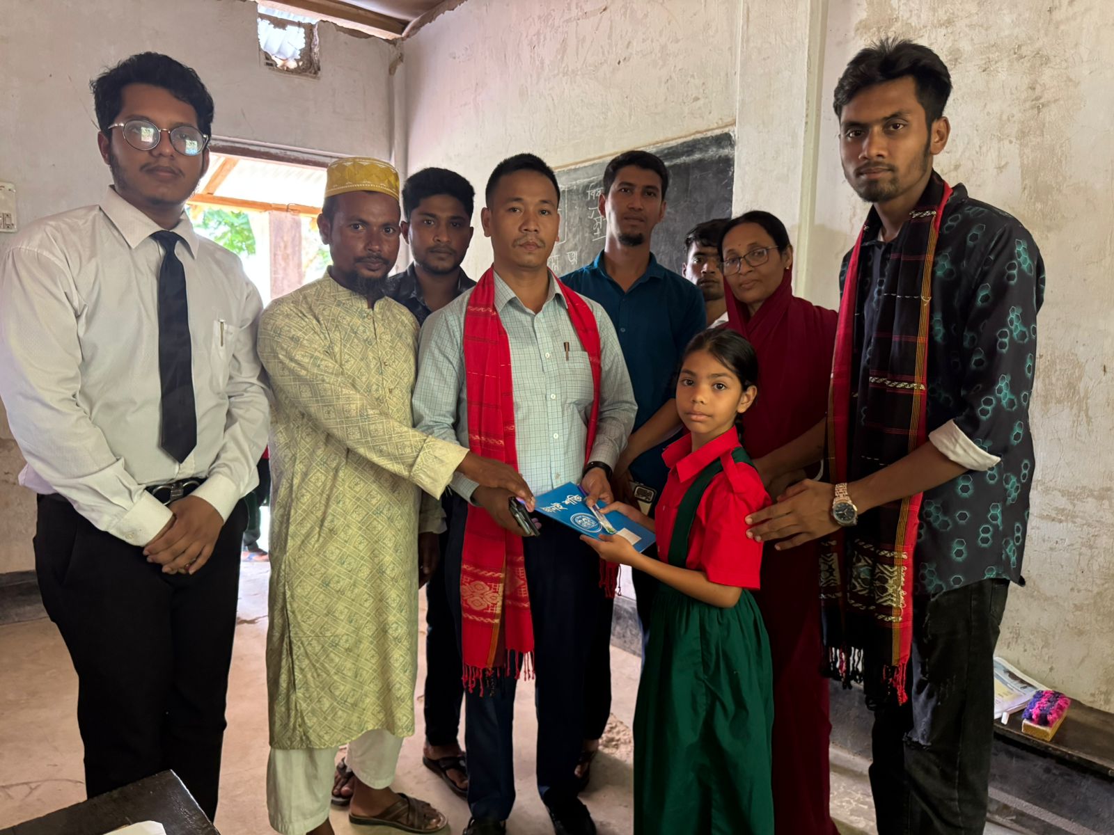 খাগড়াছড়িতে গরীব ও অসহায় শিক্ষার্থীদের পাশে দাঁড়ালেন বিশ্ব গণমানুষের সেবা ফাউন্ডেশন
