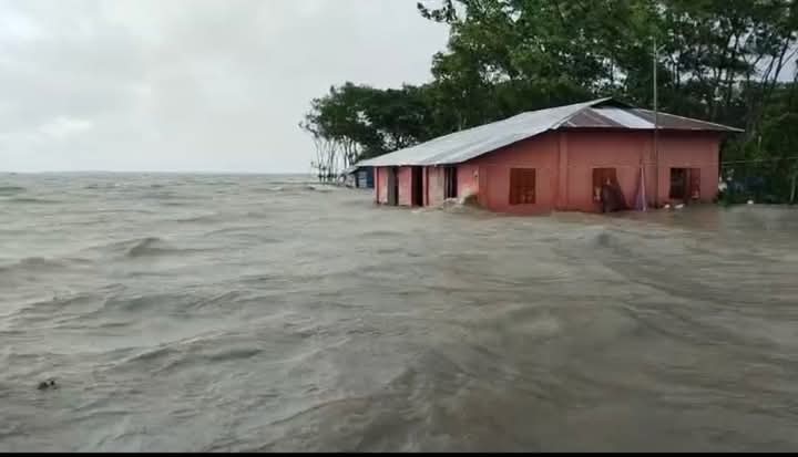 উপকূল পার হয়েছে গভীর নিম্নচাপ, ১৬ জেলায় জলোচ্ছ্বাসের শঙ্কা