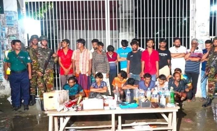 টংগীতে গভীর রাতে বস্তিতে যৌথ অভিযানে ২৪ জন গ্রেফতার