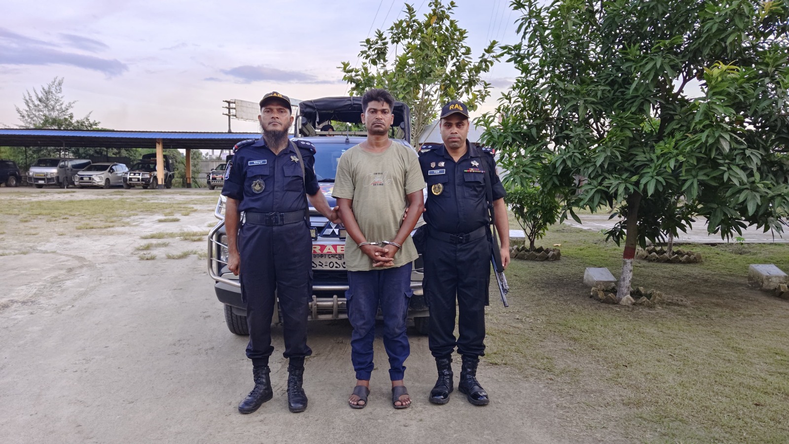 কালীগঞ্জে পিতাকে কুপিয়ে আহত করায় পুত্র রুবেলকে আটক করেছে র‌্যাবে-১