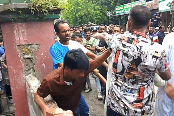 সাতক্ষীরায় প্রেস ক্লাবে সাংবাদিকদের উপর সন্ত্রাসী হামলা আহত ৩০