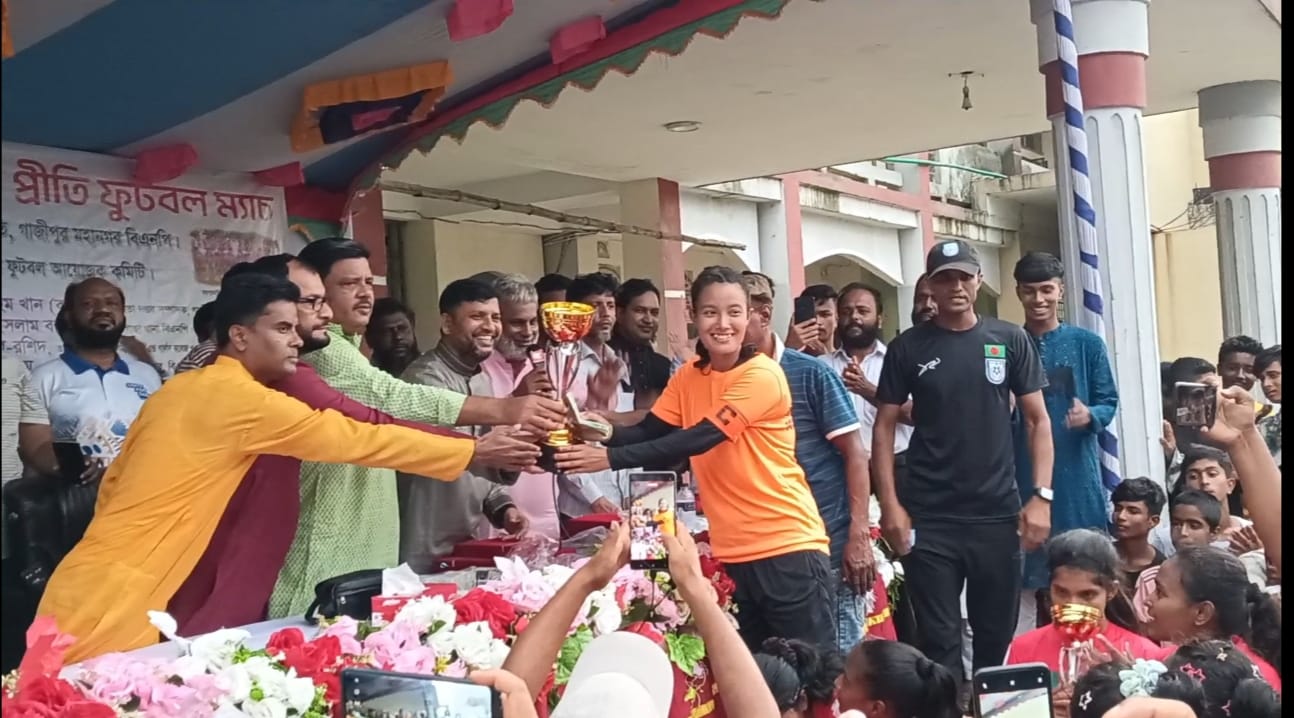 জুলাই আগষ্ট শহিদের স্বরনে প্রমিলা প্রীতি ফুটবল খেলা অনুষ্ঠিত হয়েছে