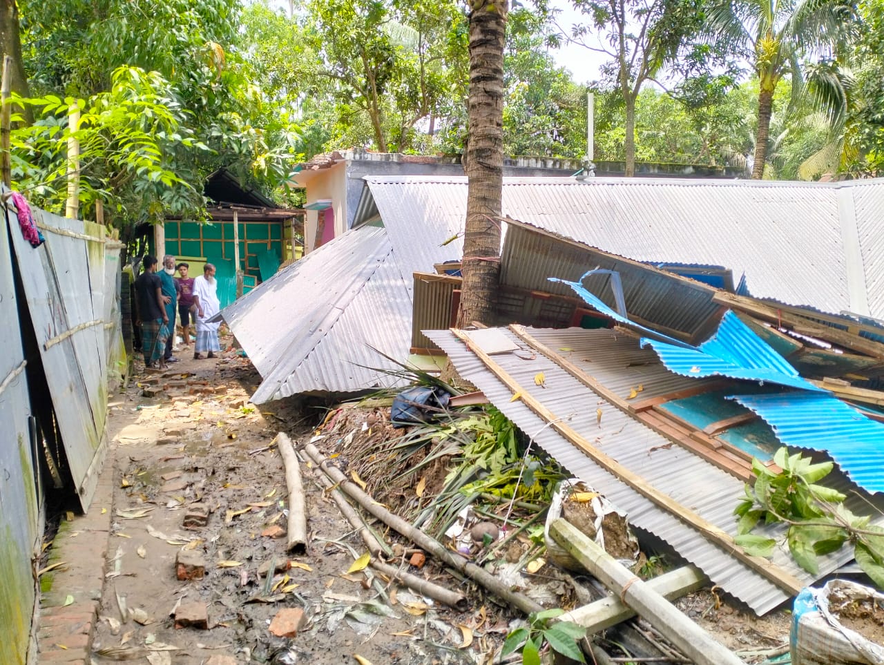 প্রবাসীর স্ত্রীর কাছে চাঁদা না পেয়ে বাড়িতে হামলা ও লুটপাট স্থানীয় সন্ত্রাসীদের