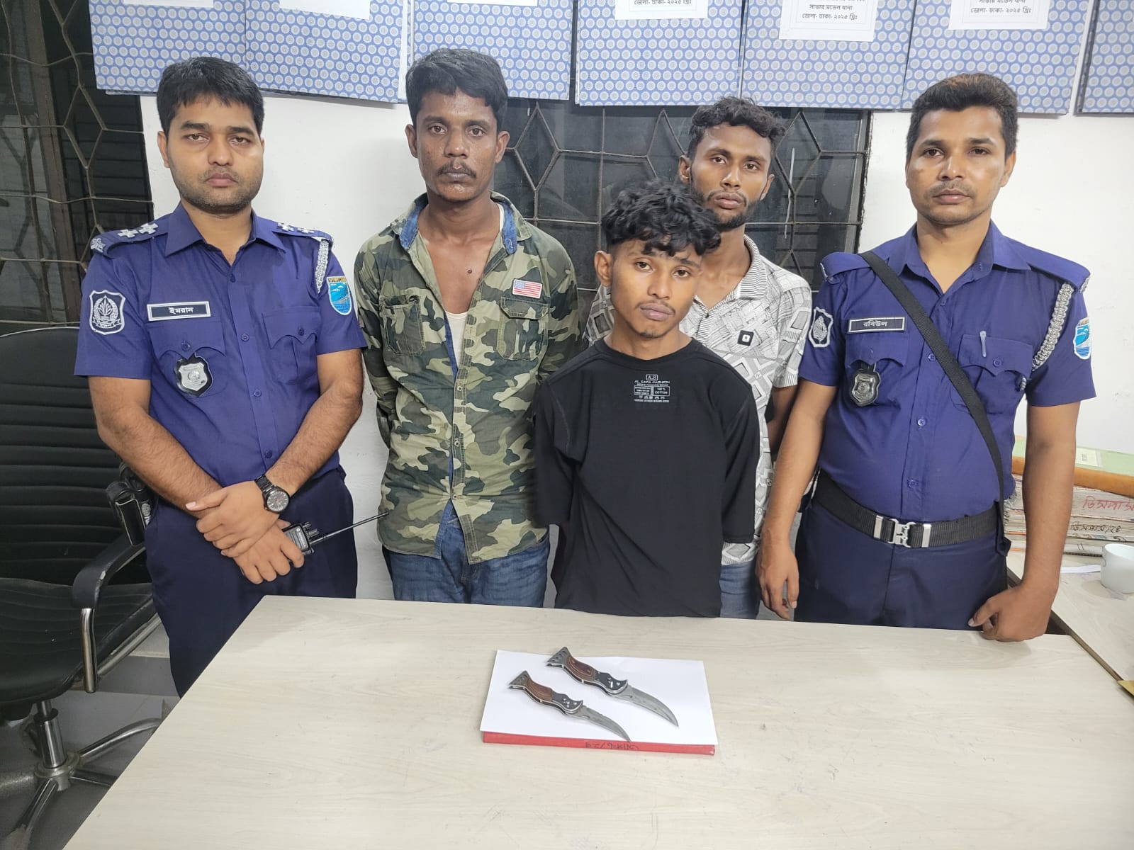 সাভার বাজার স্ট্যান্ড এলাকায় পুলিশের অভিযানে অস্ত্রধারী তিন ছিনতাইকারীকে গ্রেফতার করেছে পুলিশ।