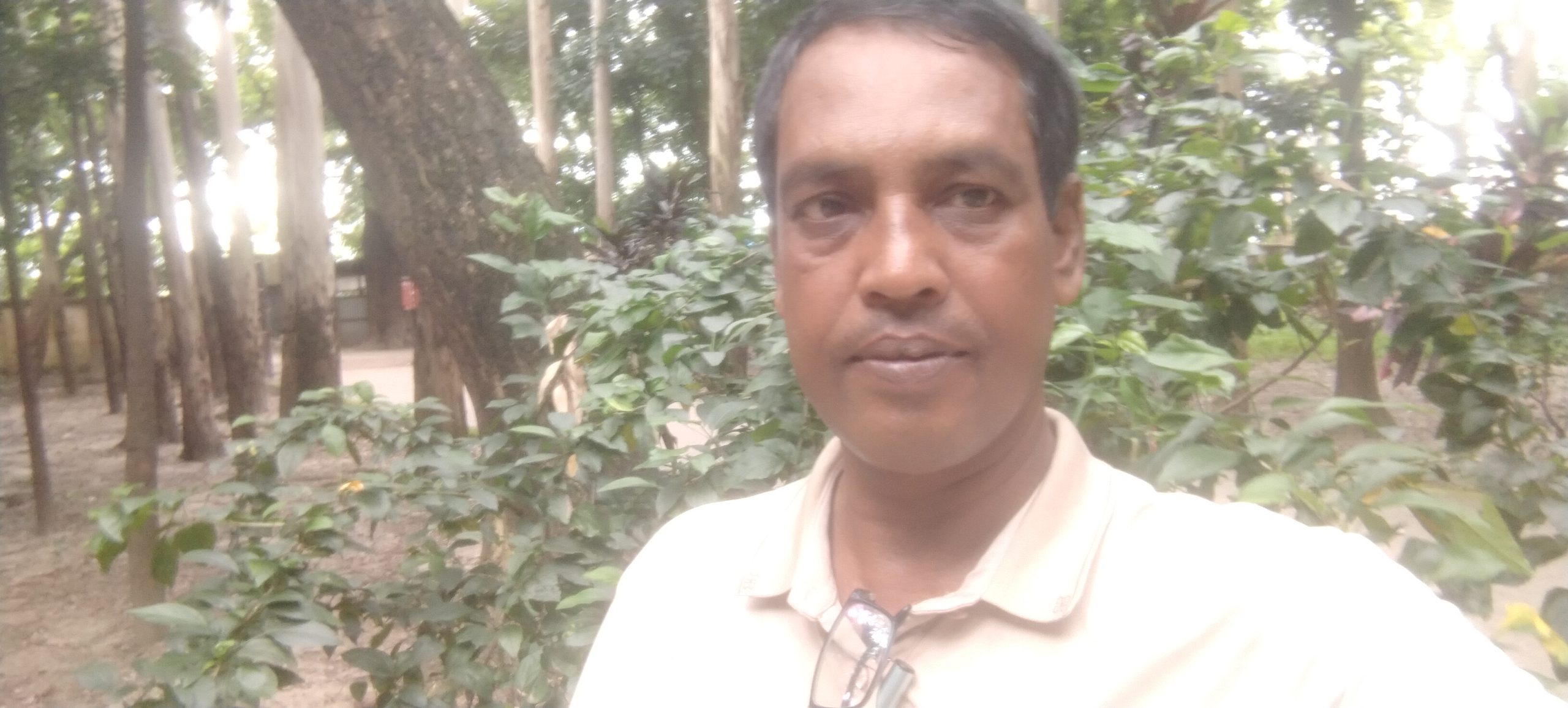 আজ আকাশে মেঘ নেই, তবু মন ভারী, কারণ অভিমান কখনো আবহাওয়ার নিয়ম মানে না।