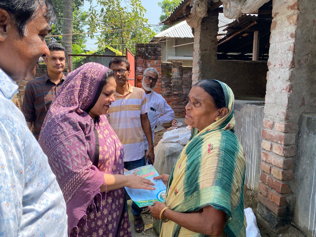 দূর্গাপুরে রাষ্ট্র কাঠামো মেরামতের ৪ দফা লিফলেট বিতরণ করলেন মাহামুদা হাবিবা।