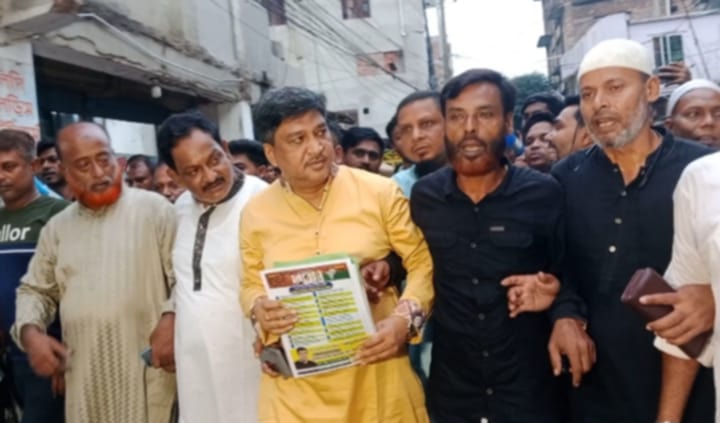 গাজীপুরের ৩৪ নং ওয়ার্ডে সরকার জাবেদ আহমেদ সুমনের গণসংযোগ ও লিফলেট বিতরণ।