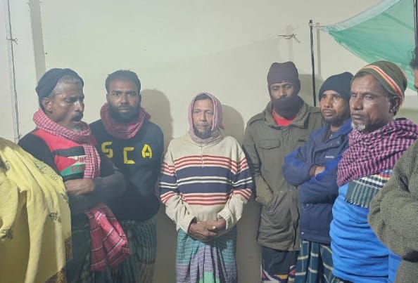সাতক্ষীরার সুন্দরবন থেকে জোমড়া শামক সহ আটক আট
