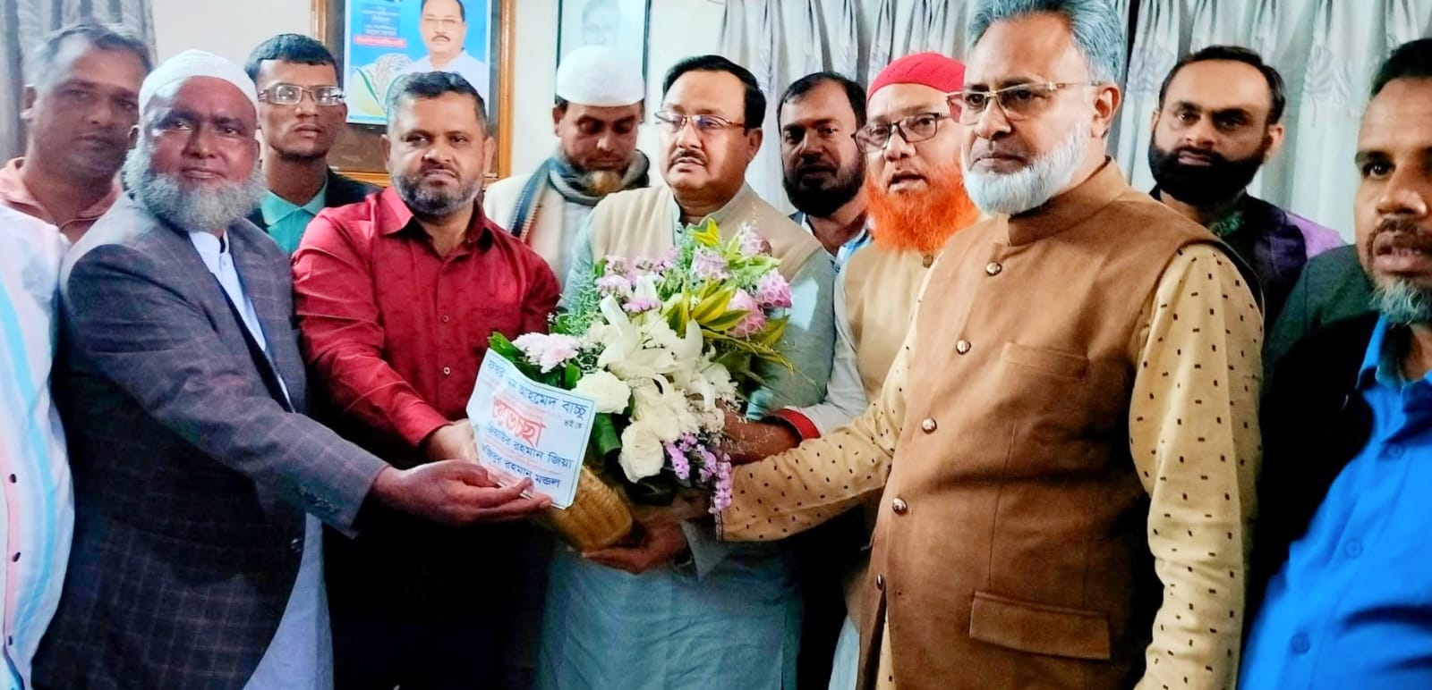 ভালুকায় বিএনপি মনোনীত প্রার্থী ফখর উদ্দিন আহমেদ বাচ্চুর সাথে জিয়াউর রহমান জিয়ার ফুলের শুভেচ্ছা বিনিময়