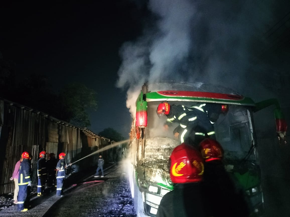 গাজীপুর টঙ্গীতে যাত্রীবাহী বাস পার্কিং থাকা অবস্থায় অগ্নিকাণ্ড,।