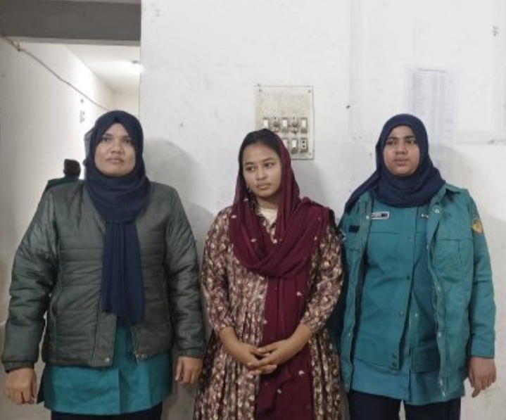 ব্ল্যাকমেইল, মামলা বাণিজ্য ও প্রতারণার অভিযোগে আলোচিত ‘জুলাইযোদ্ধা’ তাহরিমা জান্নাত সুরভীকে গ্রেপ্তার করেছে পুলিশ।