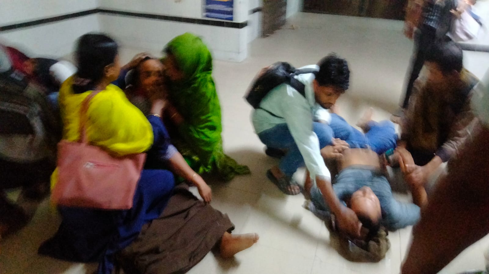 গাজীপুর টঙ্গীতে গার্মেন্টস শ্রমিক রহস্যজনক অসুস্থ শতাধিক হাসপাতালে ভর্তি