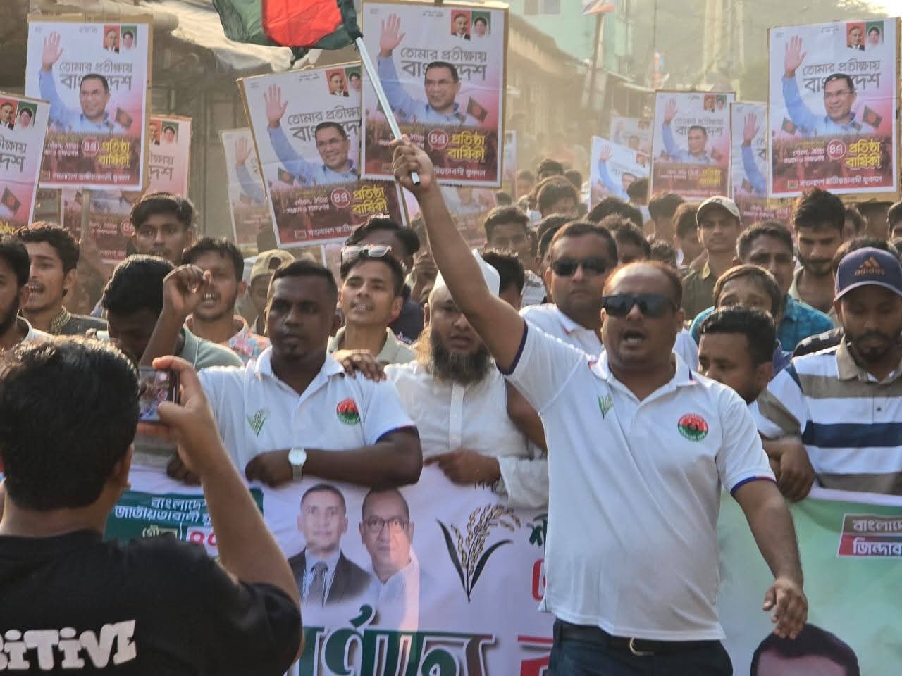 টঙ্গীতে যুবদল নেতা টিপুর নির্বাচনী প্রচারণায় ধানের শীষ গণজোয়ারে লিফলেট বিতরণ।
