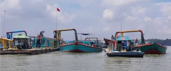 জাগো বাহে কোনটি সবায়,আসুন তিস্তা বাছাই। তিস্তা থেকে বালু তোলার এ যেন বিয়ে বাড়ি। উপজেলা প্রশাসন ব্যবস্থা নেবে কি?