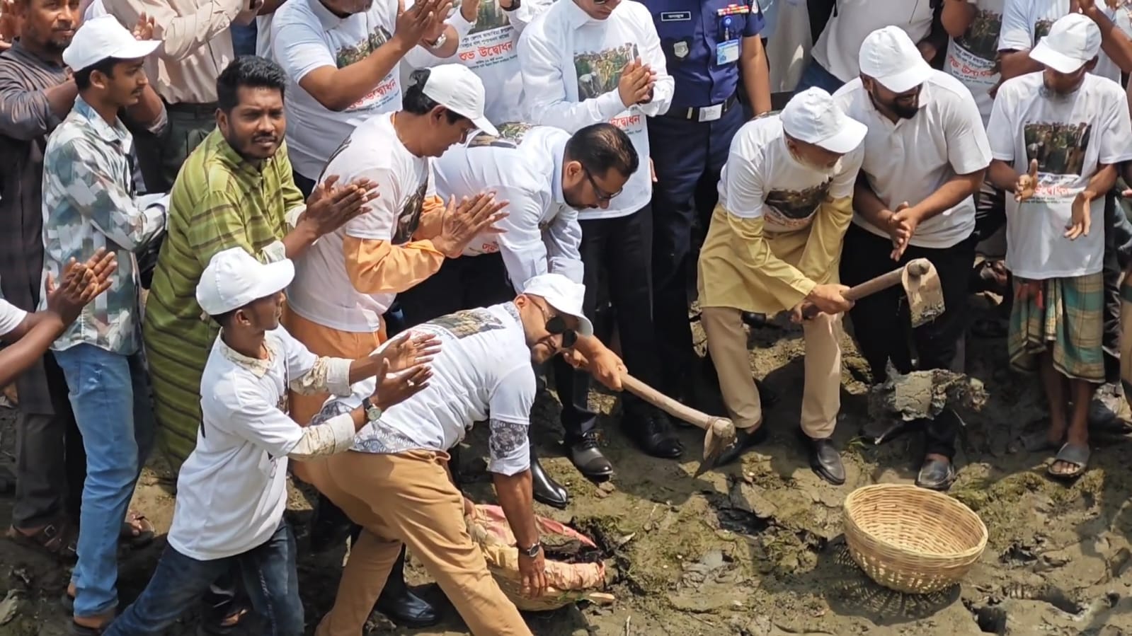 পিরোজপুর খাল খনন কাজের উদ্বোধন করেন- প্রতিমন্ত্রী আহম্মদ সোহেল মনজুর”