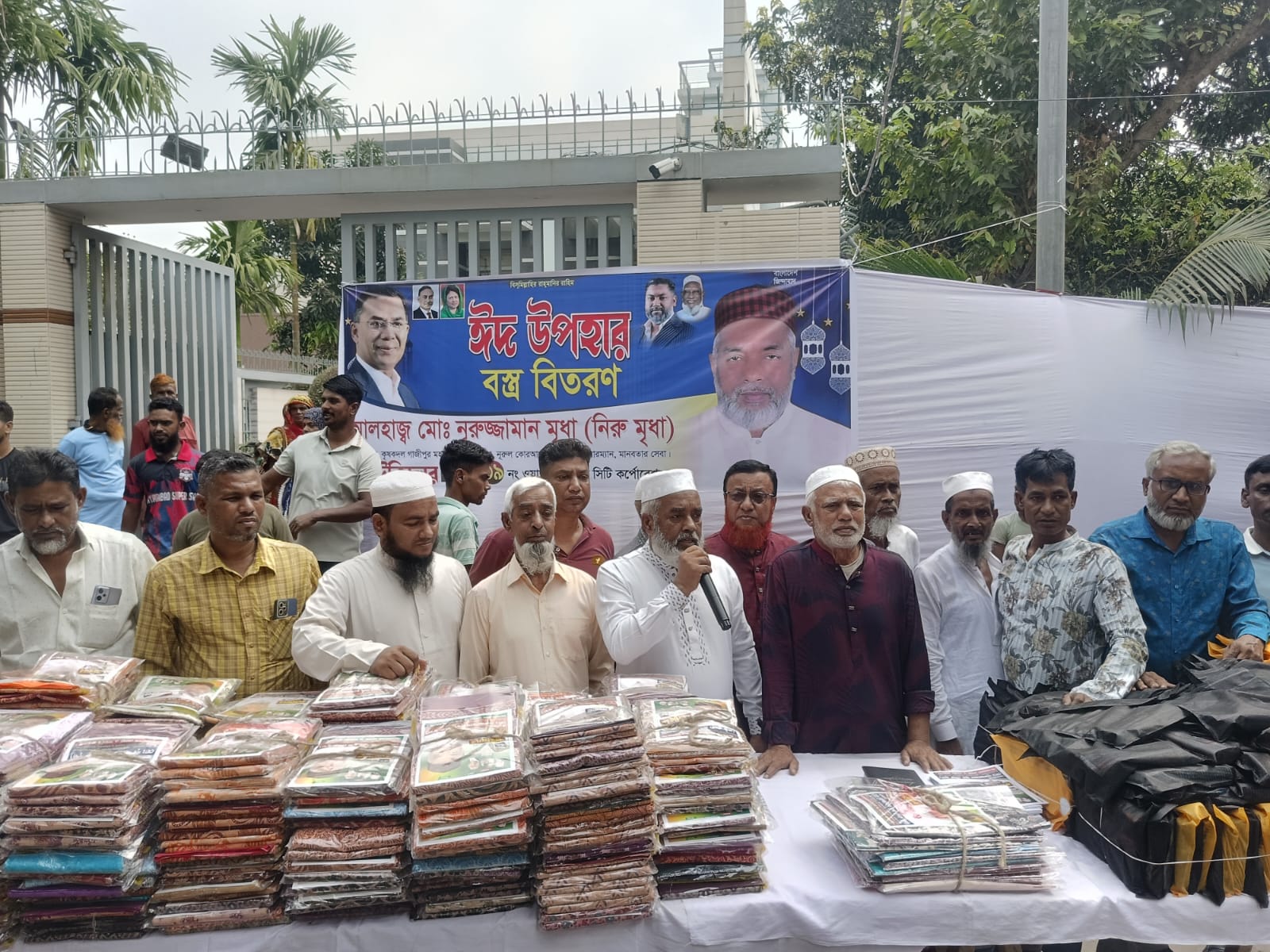 পূবাইলে ৩৯নং ওয়ার্ড কাউন্সিলর পদপ্রার্থী নুরুজ্জামান মৃধার ঈদ উপহার বিতরণ