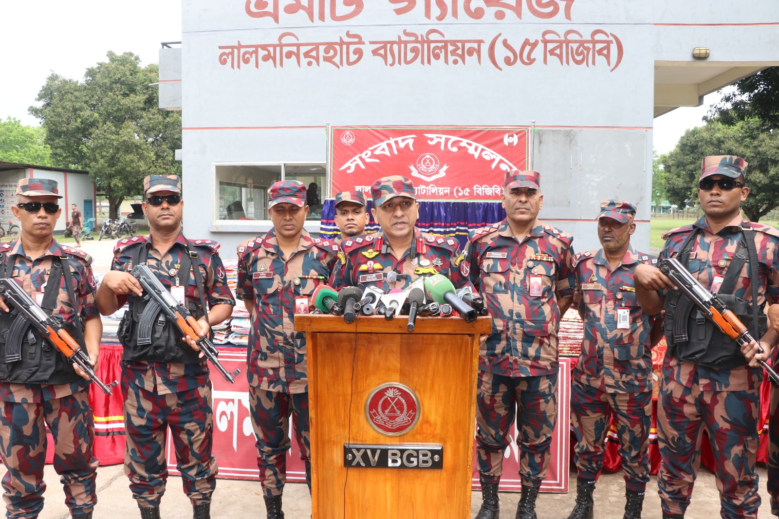 সীমান্তে ১৫ বিজিবি’র চোরাচালান বিরোধী বিশেষ অভিযানে বিপুল পরিমাণ ভারতীয় শাড়ি জব্দ ।