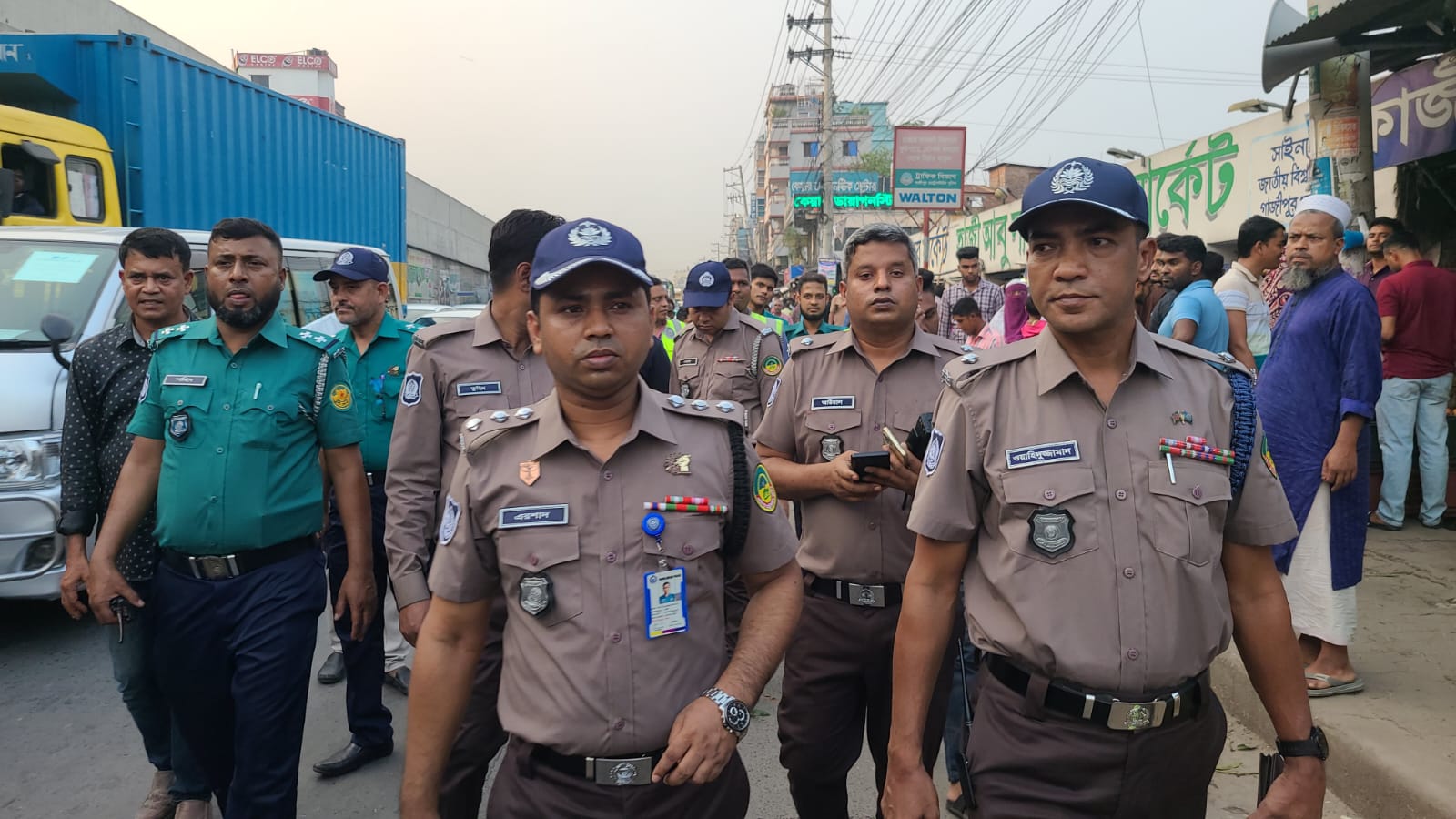 গাছায় মহাসড়ক দখলমুক্ত করতে পুলিশের অভিযান