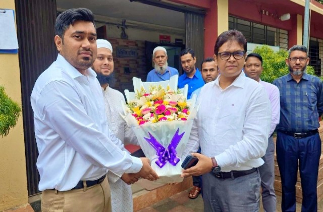 গাজীপুর সদর উপজেলা এসিল্যান্ড অফিস পরিদর্শনে জেলা প্রশাসক