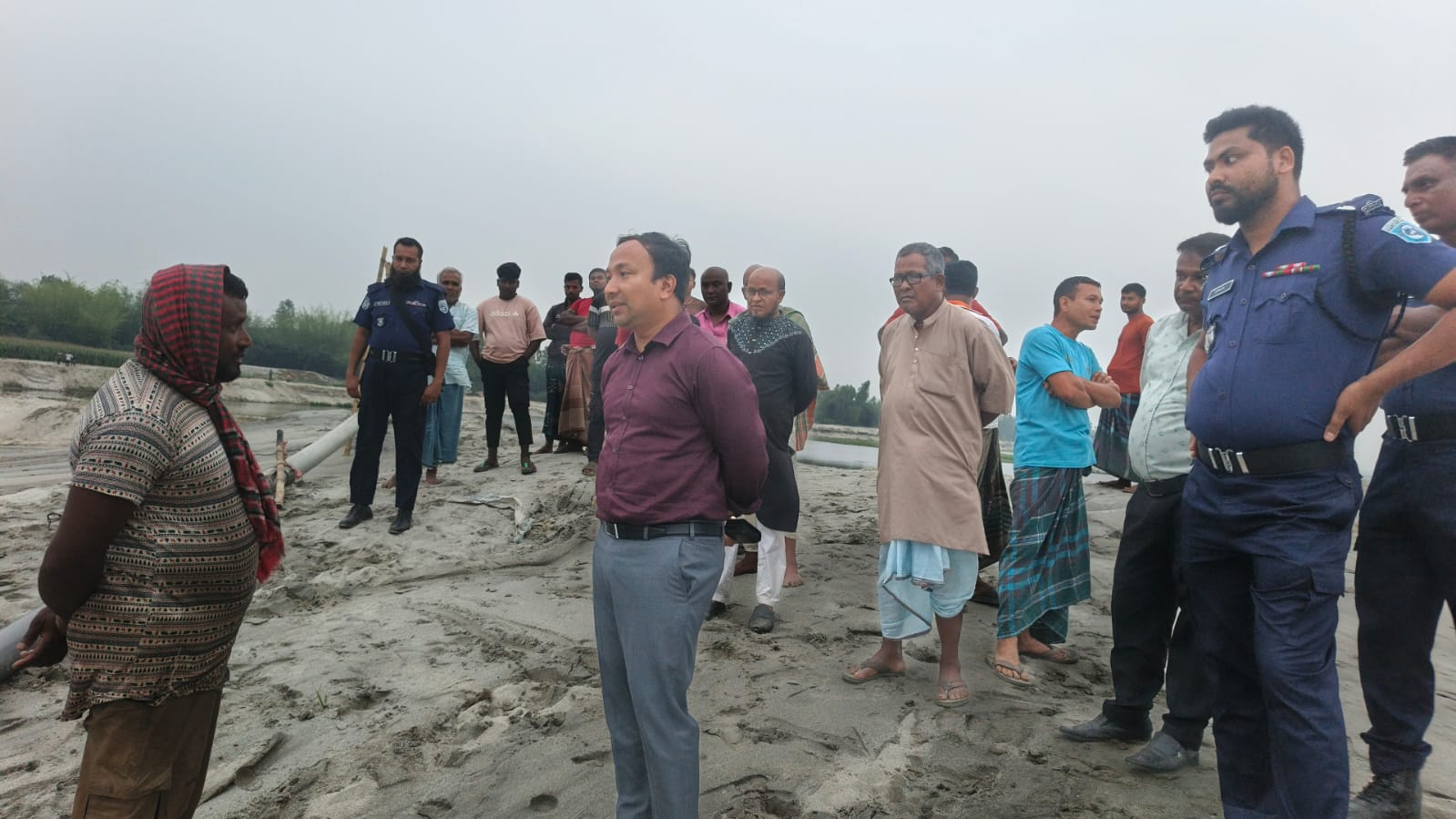 বিএনপি নেতার অবৈধ ড্রেজার জব্দ করেছে নির্বাহী ম্যাজিস্ট্রেট