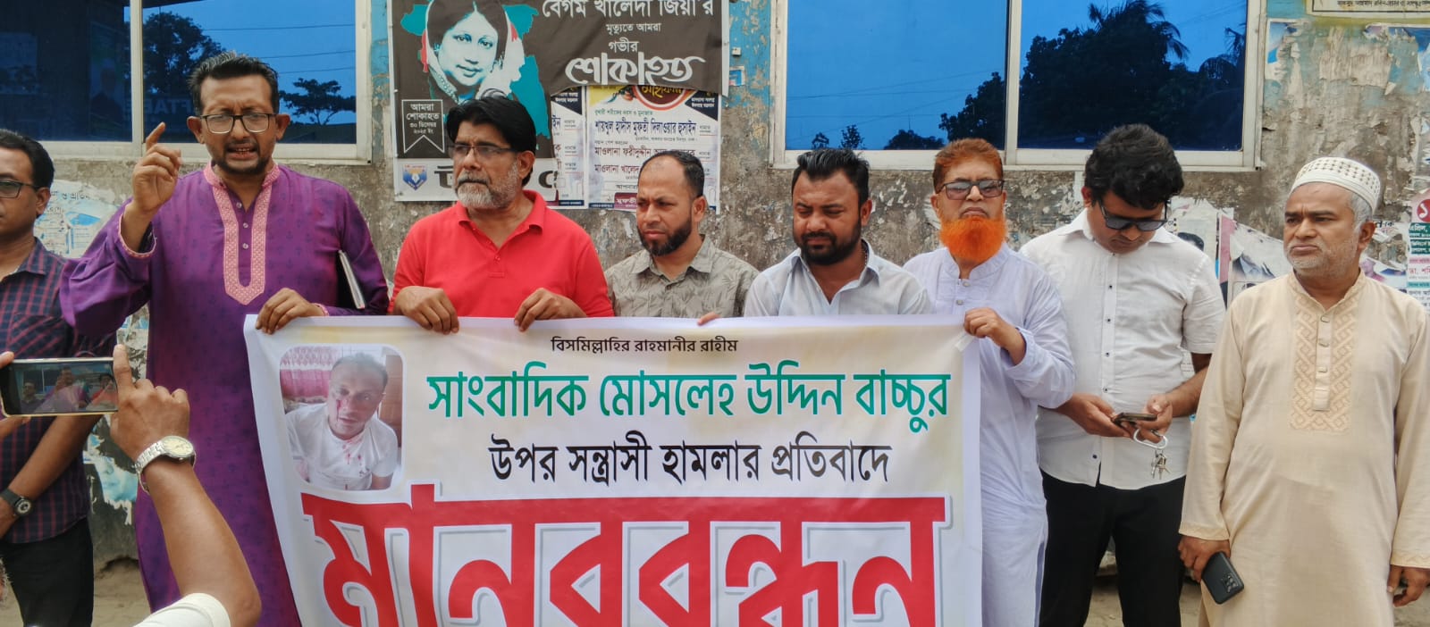 ​গাজীপুরে সাংবাদিক বাচ্চু চাঁদা না দেয়ায় সন্ত্রাসীরা হাতুড়ি দিয়ে নৃশংস হামলা: উত্তাল রাজপথ, ২৪ ঘণ্টার আল্টিমেটাম