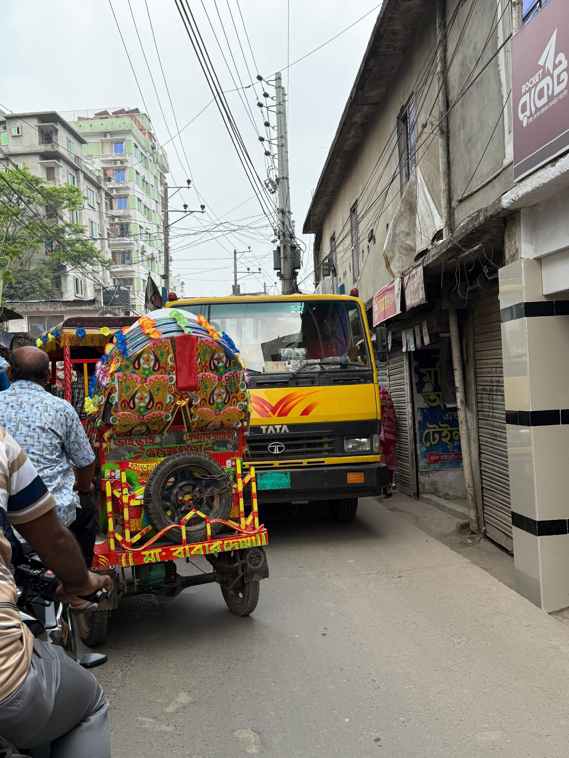 আব্দুল্লাহপুর–আটি পাড়া সড়কে অটোরিকশার দৌরাত্ম্য, নিত্যদিনের যানজটে ভোগান্তিতে জনজীবন।