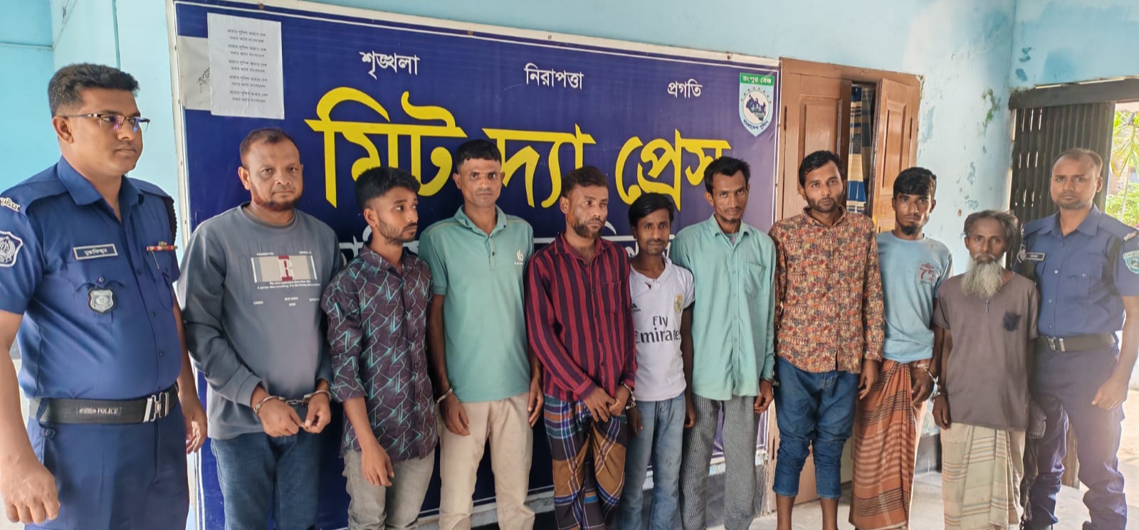 হাকিমপুর থানা পুলিশ কর্তৃক মাদক সহ বিভিন্ন মামলায় গ্রেফতার-৯